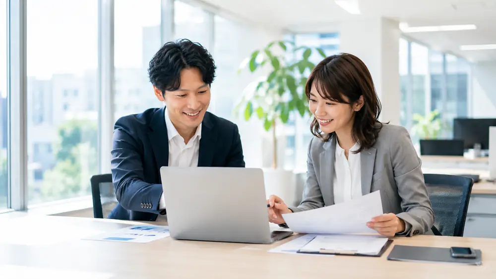 打ち合わせをする社員