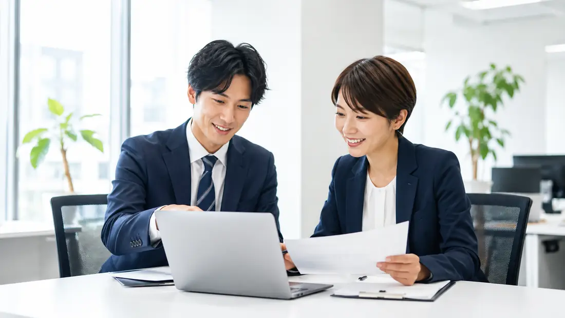 打ち合わせをする社員